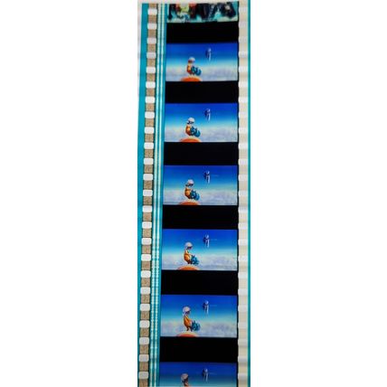 Pk GEB - i - MIX - C075w . 1 STRIP OF 5 - 35MM FILM CELLS. ( Despicable Me ? )