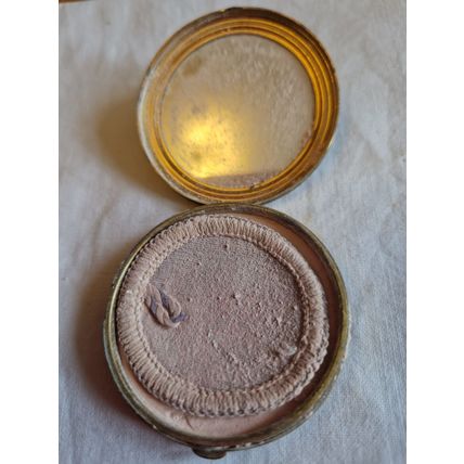 RARE VINTAGE LAVENDER SELLER POWDER COMPACT BY YARDLEY