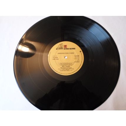 LP. 1977. NEIL YOUNG .AMERICAN STARS N BARS. K54088. RECORD N/M . SLEEVE N/M .