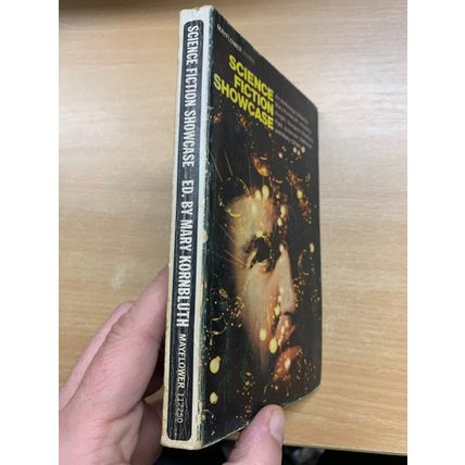 1968 "SCIENCE FICTION SHOWCASE" MARY KORNBLUTH VINTAGE PAPERBACK BOOK (P3)