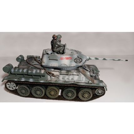 KMDB T-34/85 SOVIET ARMY EAST PRUSSIA 1945 - FORCES OF VALOR 80318 1/32