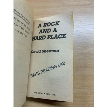 1988 DAVID SHERMAN A ROCK & A HARD PLACE VIETNAM FICTION USA PAPERBACK BOOK (P2)