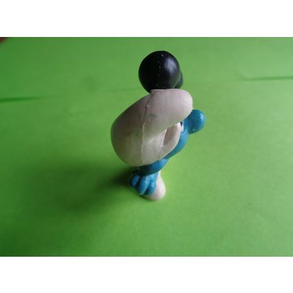 Weightlifter smurf with dumb bell and no top