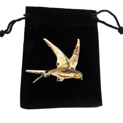 Bird Pin Badge Brooch Bird Enamelled Metal in velvet gift bag 5.5 cm x 5 cm BA11