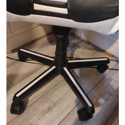 DX RACER GAMING CHAIR - EXCELLENT CONDITION.