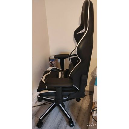 DX RACER GAMING CHAIR - EXCELLENT CONDITION.