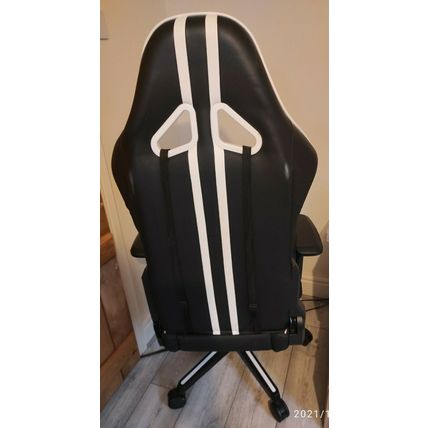DX RACER GAMING CHAIR - EXCELLENT CONDITION.