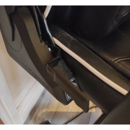 DX RACER GAMING CHAIR - EXCELLENT CONDITION.