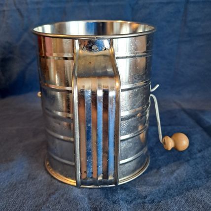 Everyday Living 3 Cup Measuring FLOUR SIFTER Wood Crank Handle Metal