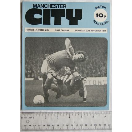 1974 programme Manchester City v. Leicester City, 23/11 centrefold Asa Hartford
