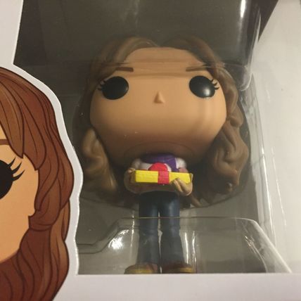 NEW Harry Potter's Holiday Hermione Granger with Gift Funko Pop Figure