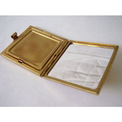 Vintage Dorothy Gray Art Deco Buckle Powder Compact Early Pre-thumb Latch Clasp