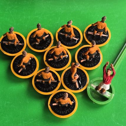 Subbuteo HW TEAM WOLVES DUNDEE UNITED COMPLETE SET Ref 77