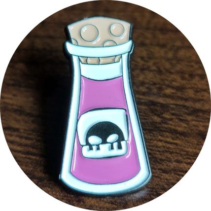 Poison Bottle Pink Enamelled Pin Badge Brooch velvet bag cm 1.5 x 3 cm BA88
