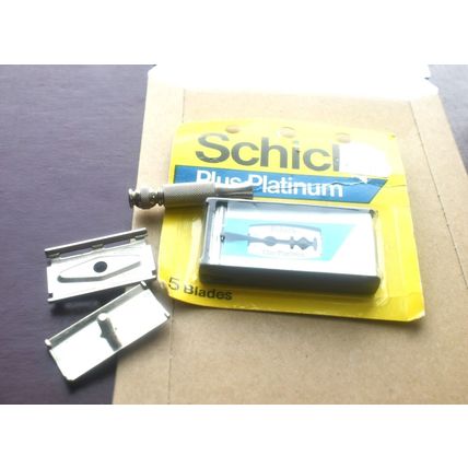 Gillette Travel Double Edge Safety Razor 1960,s or earlier.