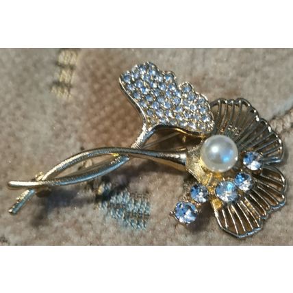 BROOCH RHINESTONE GOLDTONE FLOWER 6 X 4 CM