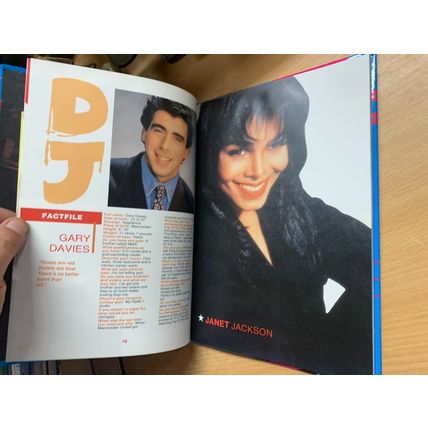 1991 "TOP OF THE POPS ANNUAL 1992" ILLUSTRATED VINTAGE MUSIC HARDBACK BOOK (P3)