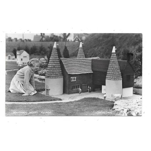 SUPER REAL PHOTOGRAPHIC POSTCARD OF THE MODEL VILLAGE SOUTHSEA HAMPSHIRE (3528)