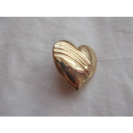 VARIETY CLUB HEART / GOLD COLOUR BADGE (10/05) POST O.SEAS