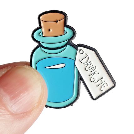 Potion Bottle Enamelled Pin Badge Metal 3 cm x 2.6 cm Badges Enamel BA138
