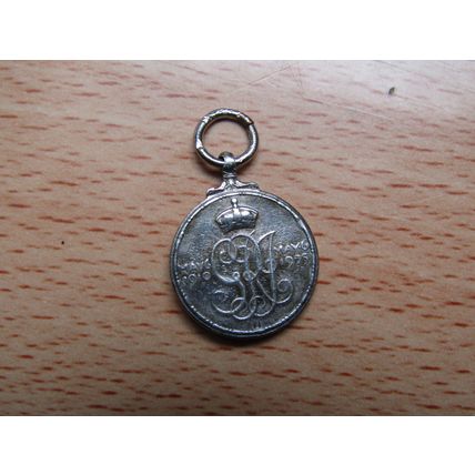 King George V & Queen Mary 1910-1935 Silver Jubilee Miniture Medal (e744)