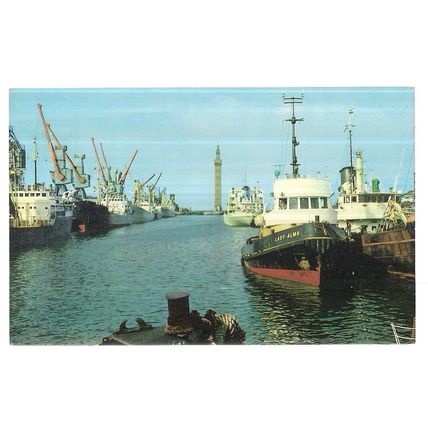 SHIPPING AT GRIMSBY, LINCOLNSHIRE .. unused vintage postcard =