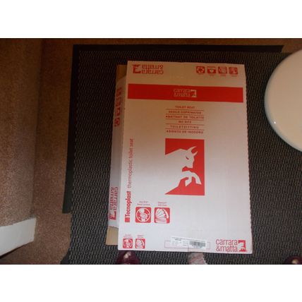 TOILET SEAT WHITE LARGER SIZE (17/11) # # # ALL ORIGINAL PACKAGING NEVER USED