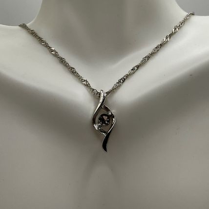 Necklace Unique Crystal Silver Tone Design #577