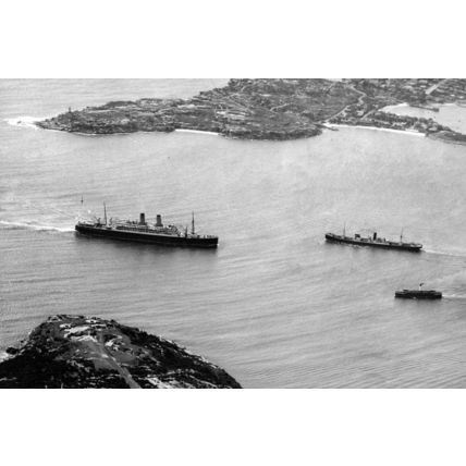 pu0962 - Unknown Liner arriving Sydney c1931 - print 6x4