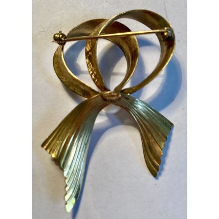 Wells Jewelry 14 K Gold Bow with Pearl Brooch 2 x 1 1/4"