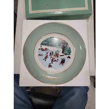 Avon Collector Plate Christmas 1975 "Skaters On The Pond"