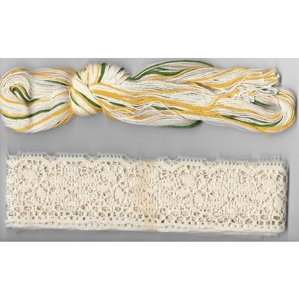Vintage Creative Moments #8265 Yellow Daisy Candlewick Lace Edged Pillow ©1983
