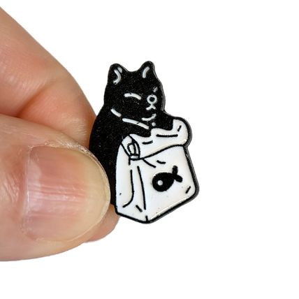 Hungry Cat Enamel Pin Badge Cartoon Style Lapel 2.5 cm X 1.9 cm Comic BA224