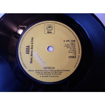 7" 1974. ABBA . WATERLOO, SEPC 2240, WATCH OUT, VERY GOOD PLAYS EXCELLENT