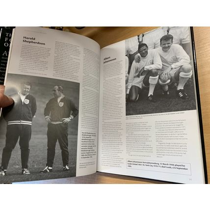 2008 "THE BOOK OF FOOTBALL OBITUARIES" 1ST ED ILLUSTRATED 1.2kg HB BOOK (P7)