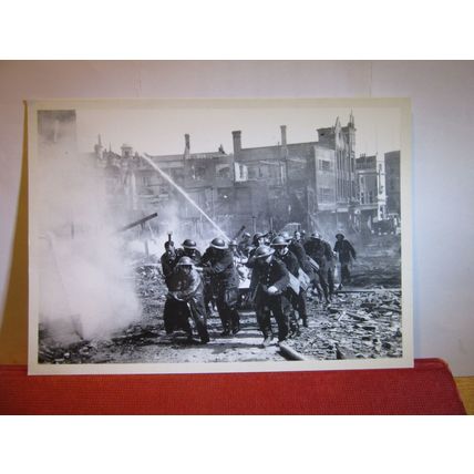 FIREMAN TACKLE A BLAZE, THE BLITZ, NORWICH, 1942 . unused postcard #