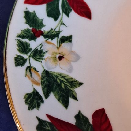Lot 4 Gibson Housewares POINSETTIA HOLIDAY SAUCERS Christmas Plates Dessert 6"