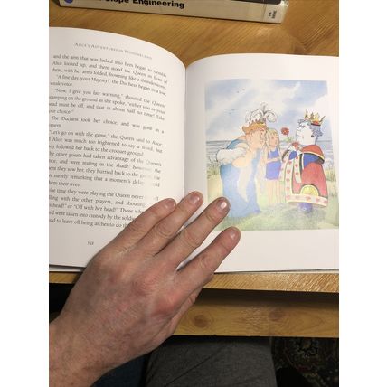 Alices Adventures in Wonderland - illustrated by Helen Oxenbury, 2001 Softback