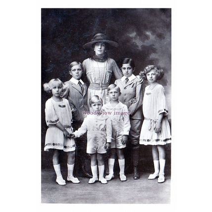 rs1757 - Victoria of Battenburg, Queen of Spain with Children - print 6x4