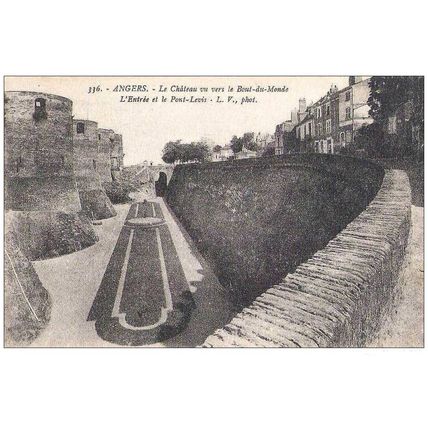 49 - Angers - le château - l'entrée du pont levis