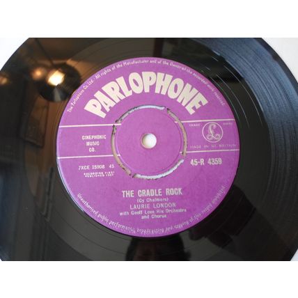 7" 1957. LAURIE LONDON. HE'S GOT THE WHOLE WORLD WORLD IN HIS HANDS.NEAR MINT