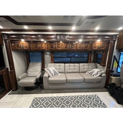 2018 American Coach Revolution 42P