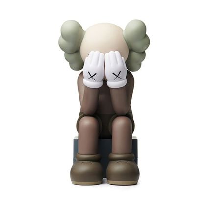 Trendy Doll Ornament – Stylish PVC Vinyl Collectible Figurine