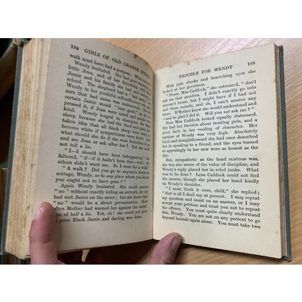 c1920s MAY WYNNE "THE GIRLS OF OLD GRANGE SCHOOL" FICTION HARDBACK BOOK (P3) AA