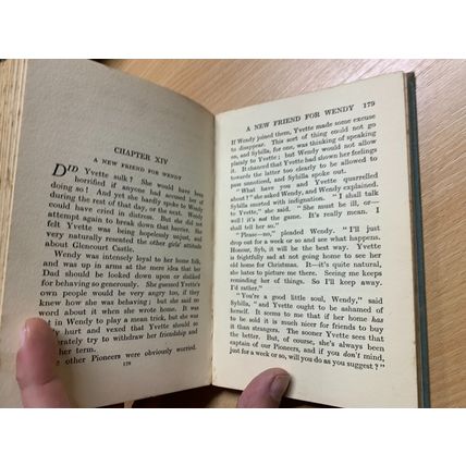 c1920s MAY WYNNE "THE GIRLS OF OLD GRANGE SCHOOL" FICTION HARDBACK BOOK (P3) AA