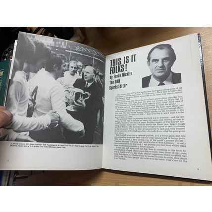 1971 "THE SUN SOCCER ANNUAL 1972" FOOTBALL SOCCER HARDBACK BOOK (P4)