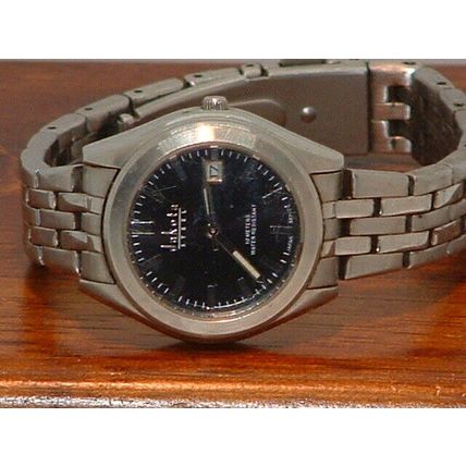 Pre-Owned Women’s Dakota Silver & Black Analog Date Watch