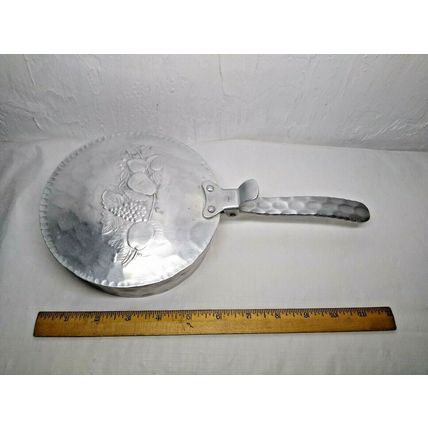 Vintage Everlast Metal 552 Hand Forged Aluminum Butler Pan Fruit Pattern