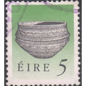 Ireland 1990 - SG749 - 5p black/green - Dunamase Food Vessel - used