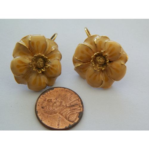 E. PEARL GOLDTONE LAMINATED FLORAL EARRINGS